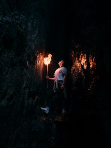 Превью обои человек, факел, пещера, темный