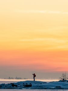 Превью обои человек, фотоаппарат, лед, туман, одиночество