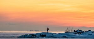 Превью обои человек, фотоаппарат, лед, туман, одиночество