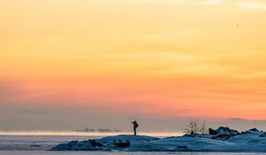 Превью обои человек, фотоаппарат, лед, туман, одиночество