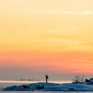 Превью обои человек, фотоаппарат, лед, туман, одиночество