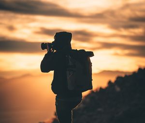 Превью обои человек, фотограф, фотоаппарат, силуэт, закат