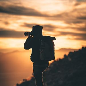 Превью обои человек, фотограф, фотоаппарат, силуэт, закат