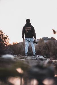 Превью обои человек, фотограф, горы, камни, природа