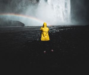 Превью обои человек, фотограф, радуга, водопад, вода