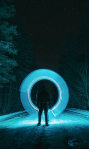 Превью обои человек, фризлайт, свет, круг, портал, длинная выдержка