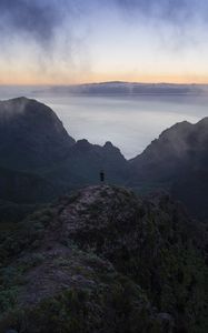Превью обои человек, горы, море, вид, одиночество