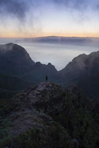 Превью обои человек, горы, море, вид, одиночество