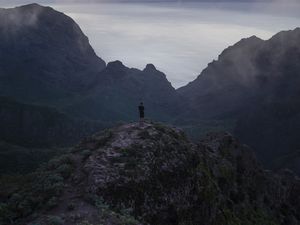 Превью обои человек, горы, море, вид, одиночество
