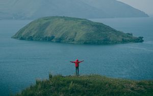 Превью обои человек, горы, остров, море, туман