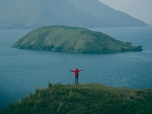 Превью обои человек, горы, остров, море, туман