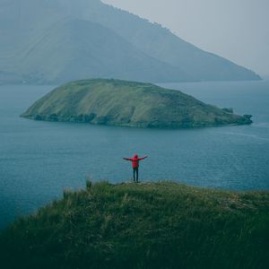 Превью обои человек, горы, остров, море, туман