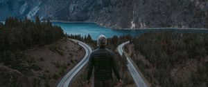 Превью обои человек, горы, озеро, река, турист, путешествие