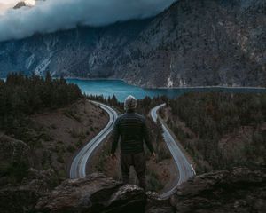 Превью обои человек, горы, озеро, река, турист, путешествие
