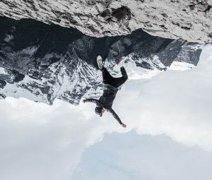 Превью обои человек, горы, прыжок, падение, иллюзия