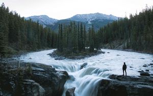 Превью обои человек, горы, водопад, одиночество