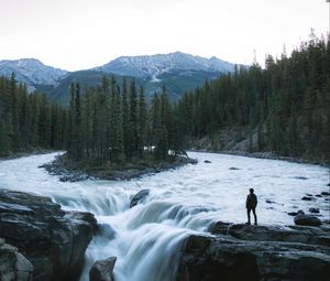Превью обои человек, горы, водопад, одиночество