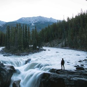 Превью обои человек, горы, водопад, одиночество