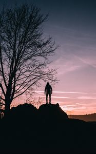 Превью обои человек, холм, деревья, вечер