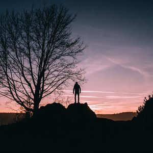 Превью обои человек, холм, деревья, вечер