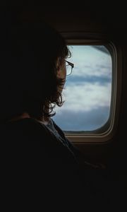 Превью обои человек, иллюминатор, окно, темный