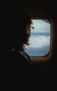 Превью обои человек, иллюминатор, окно, темный