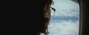 Превью обои человек, иллюминатор, окно, темный