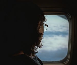 Превью обои человек, иллюминатор, окно, темный