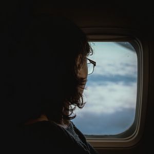 Превью обои человек, иллюминатор, окно, темный