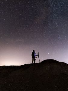 Превью обои человек, камера, звездное небо, ночь, темный