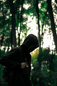 Превью обои человек, капюшон, аноним, лес