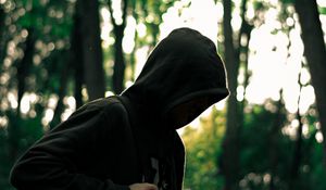 Превью обои человек, капюшон, аноним, лес