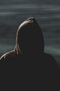 Превью обои человек, капюшон, аноним, размытие, темнота