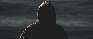 Превью обои человек, капюшон, аноним, размытие, темнота