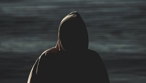 Превью обои человек, капюшон, аноним, размытие, темнота