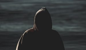 Превью обои человек, капюшон, аноним, размытие, темнота