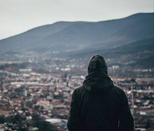 Превью обои человек, капюшон, одиночество, вид
