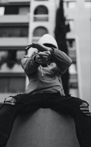 Превью обои человек, капюшон, жест, черно-белый, чб