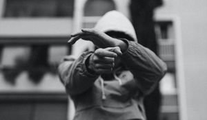 Превью обои человек, капюшон, жест, черно-белый, чб