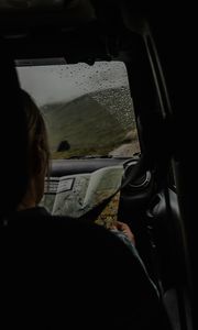 Превью обои человек, карта, путешествие, машина