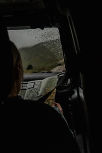 Превью обои человек, карта, путешествие, машина