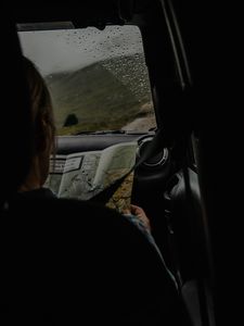 Превью обои человек, карта, путешествие, машина
