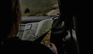 Превью обои человек, карта, путешествие, машина
