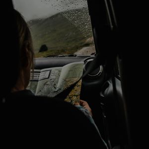 Превью обои человек, карта, путешествие, машина