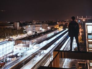 Превью обои человек, крыша, темный, ночной город, обзор