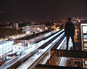 Превью обои человек, крыша, темный, ночной город, обзор