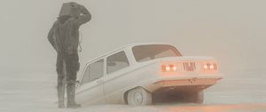 Превью обои человек, куб, автомобиль, арт, фэнтези