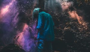 Превью обои человек, лес, дым, шлем, одиночество