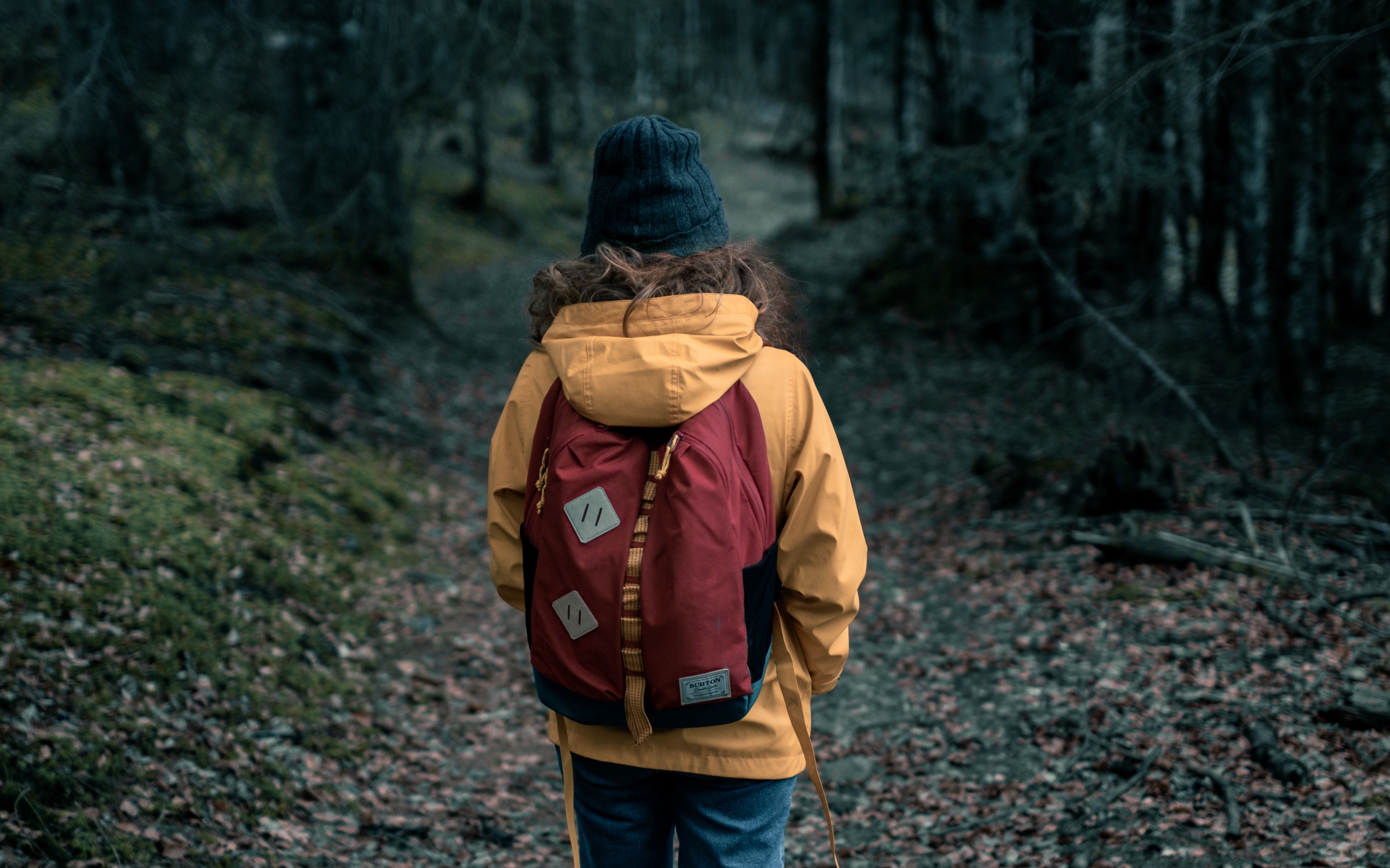 Игра человек в лесу. Девушка с рюкзаком. Прогулки по лесу. Прогулка в лесу в одиночестве. Человек в лесу.