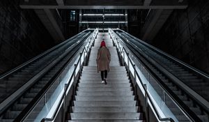 Превью обои человек, лестница, одиночество, sad, эскалатор, здание, архитектура